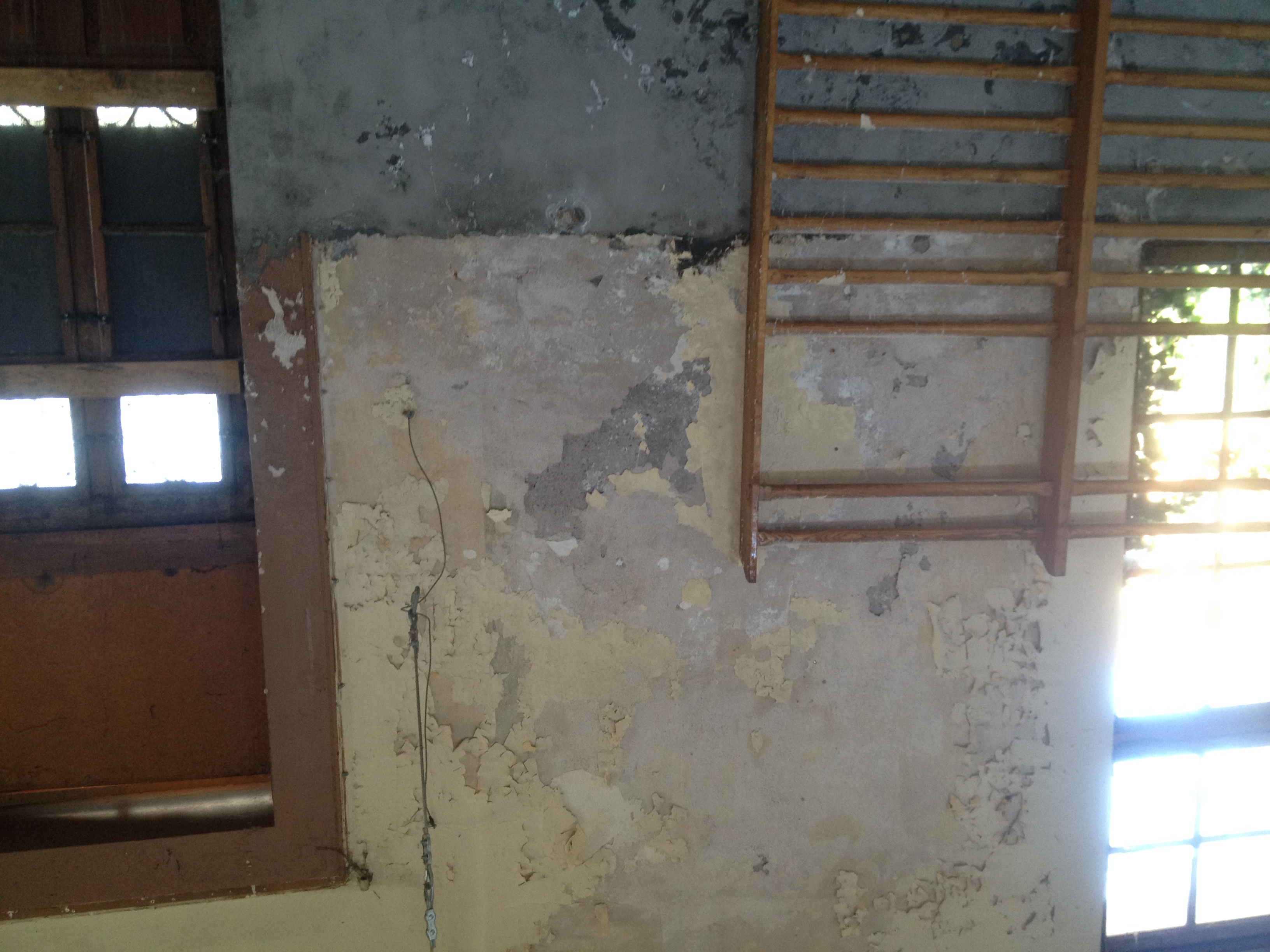Murs de l'ancien théâtre avant rénovation — état brut