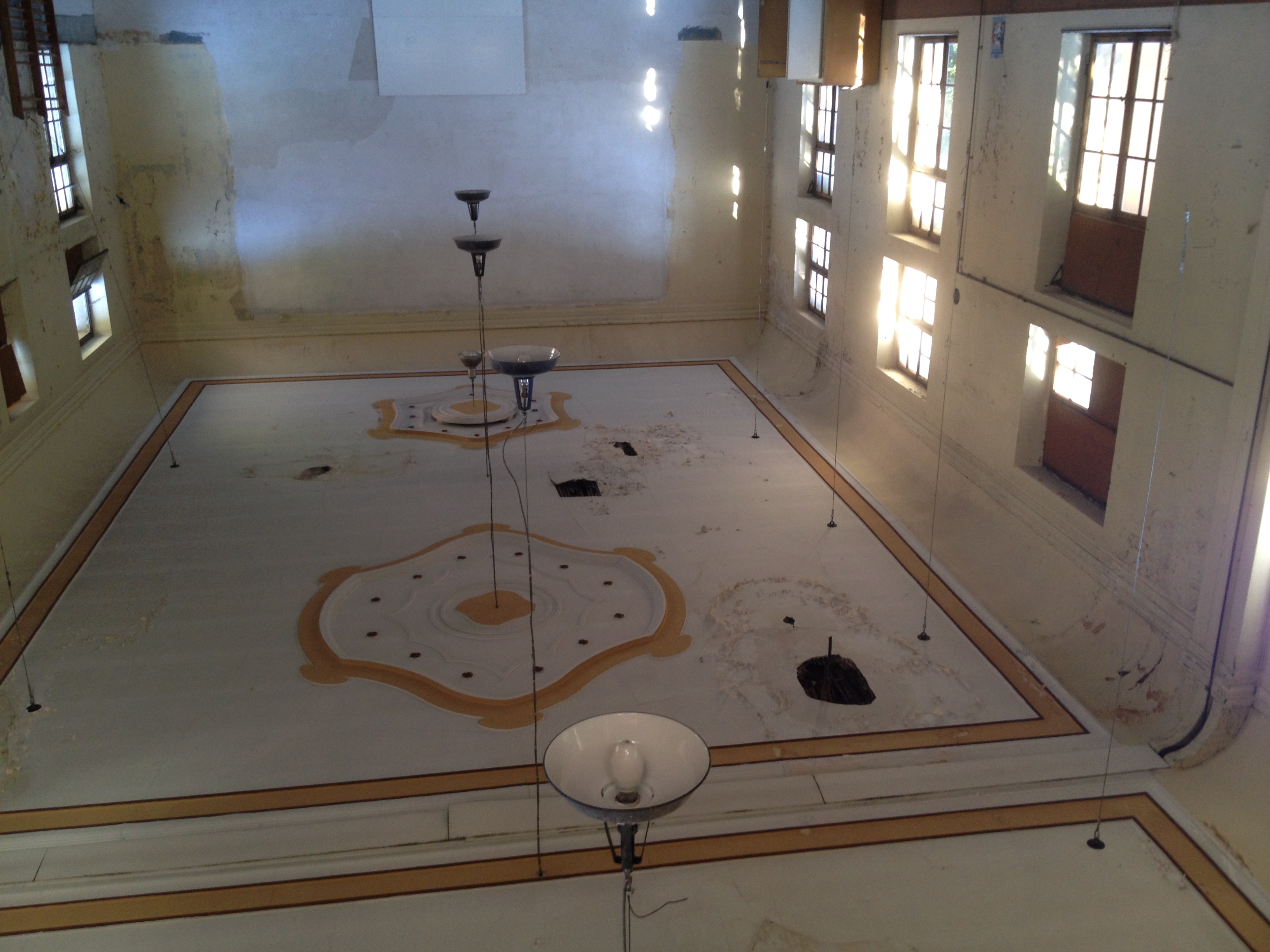 Intérieur de l'ancien théâtre avant rénovation — plafond avec moulures dorées